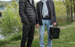 zwei-herren-am-strand-Ds7X0I