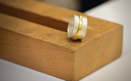 orfevre-et-la-creation-de-bijoux-en-argent-MqLA8-