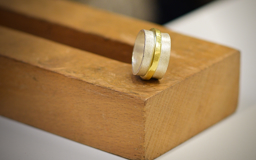 orfevre-et-la-creation-de-bijoux-en-argent-OeGuFG